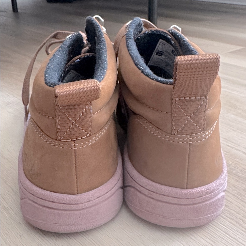 VEJA - Gender Inclusive Roraima High Top Sneaker - Picture 8 of 12